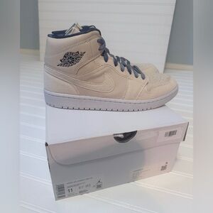 Nike Air Jordan Women's 1 Mid SE Sand Drift Shoes Sail Navy Size 11W New